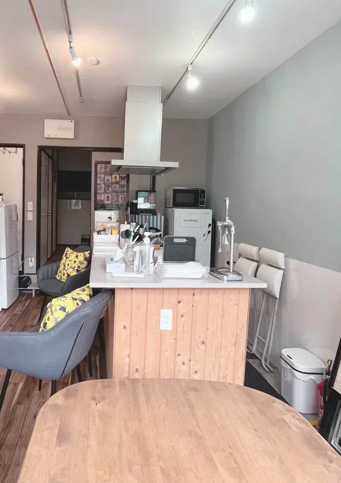 the café room: the counter, the big table, and enough to cook for yourself