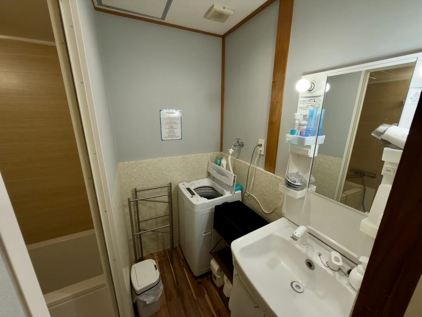 the shared bathroom: the washbasin, and the washing machine, free to use