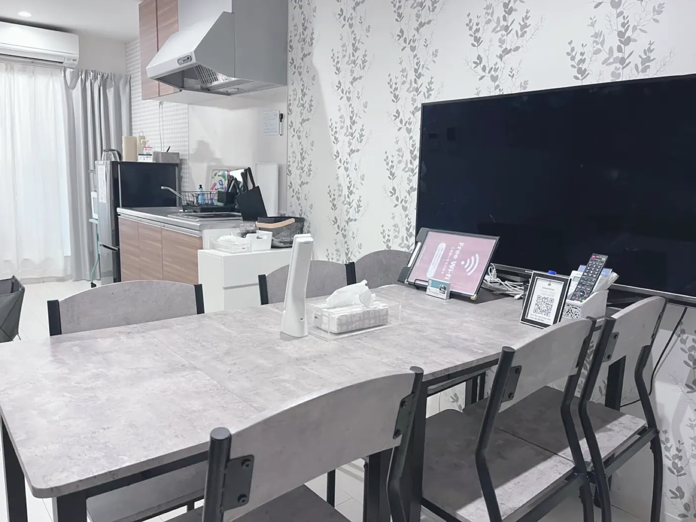 the living room: the big table, the open kitchen and the large screen